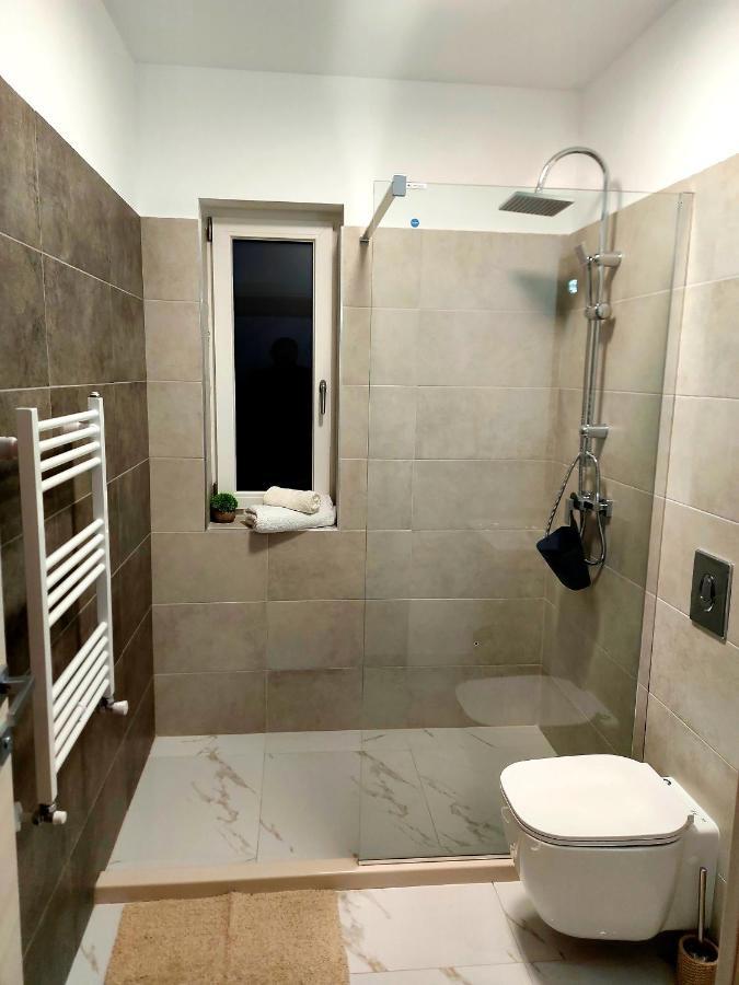 Black&White Suites Craiova Exterior foto